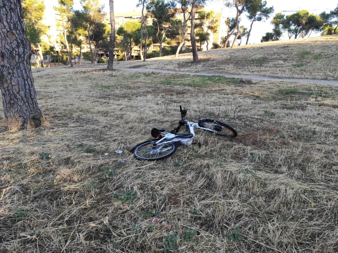 Bicicleta abandonada por el servicio Bicimad  en Calle López de Hoyos, cerca de Glorieta Pilar Miró 