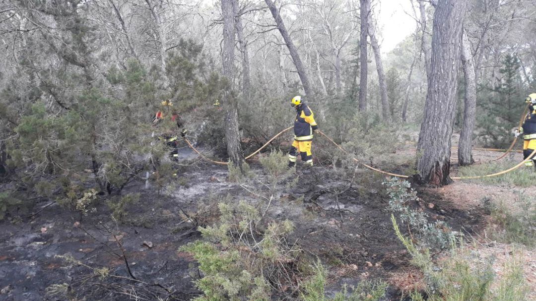 Imagen de archivo de una brigada actuando en un fuego forestal