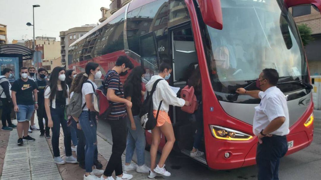 Estudiantes de la UJI acceden al autobús fletado por el Ayuntamiento de Onda