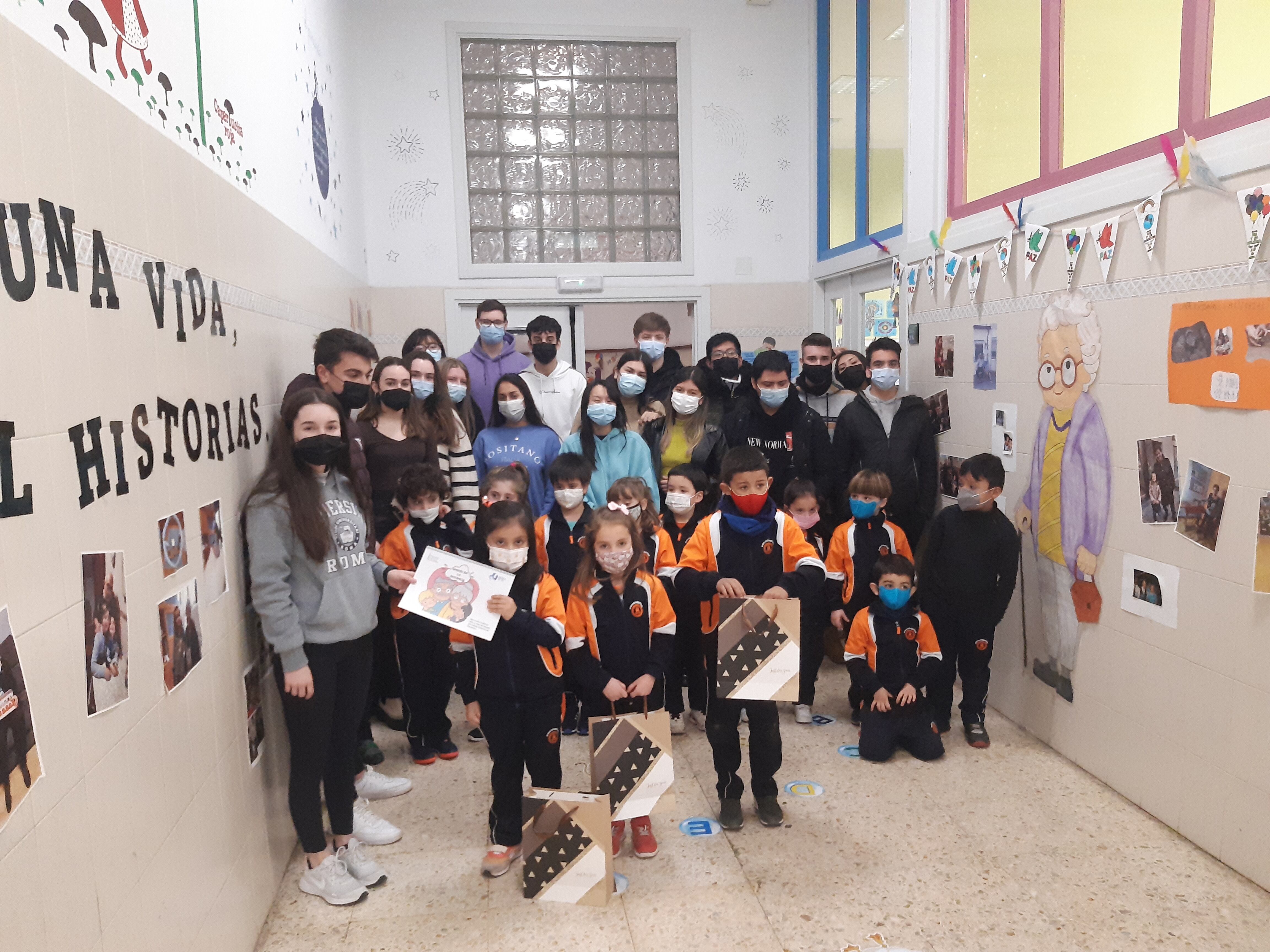 Alumnos de un colegio posan con sus trabajos y la mascarilla puesta