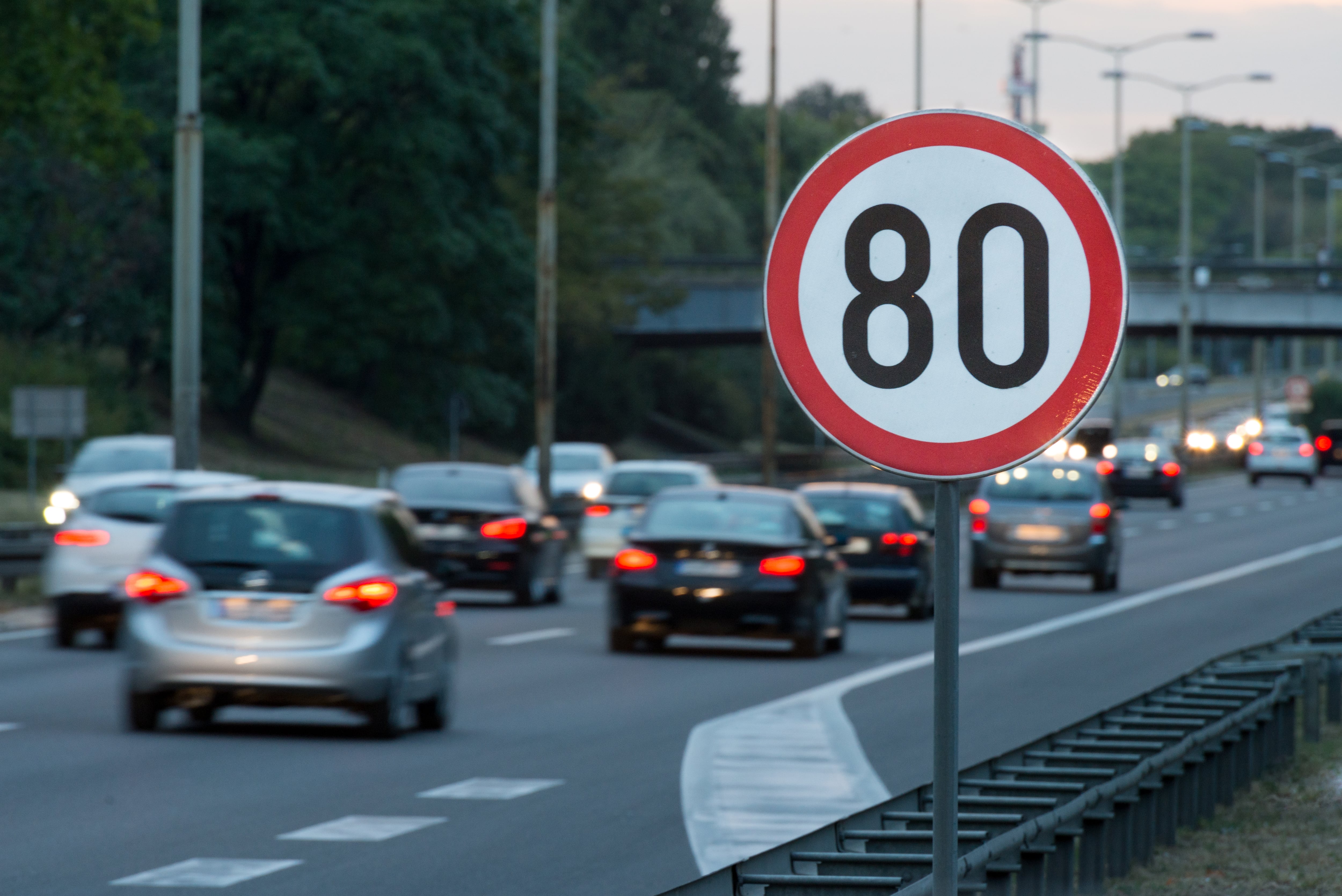 Señal de límite de velocidad de 80 km/h