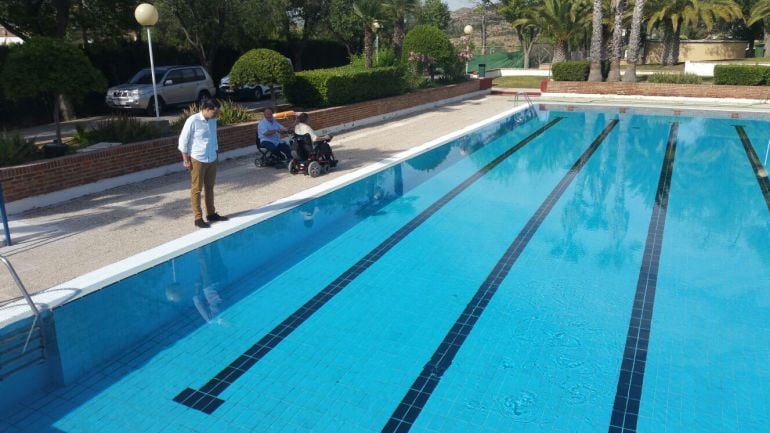 Visita hace un año del alcalde de Elda, Rubén Alfaro, a las piscinas de San Crispín 