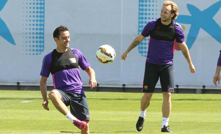 Xavi y Rakitic, durante un entrenamiento del F.C. Barcelona.