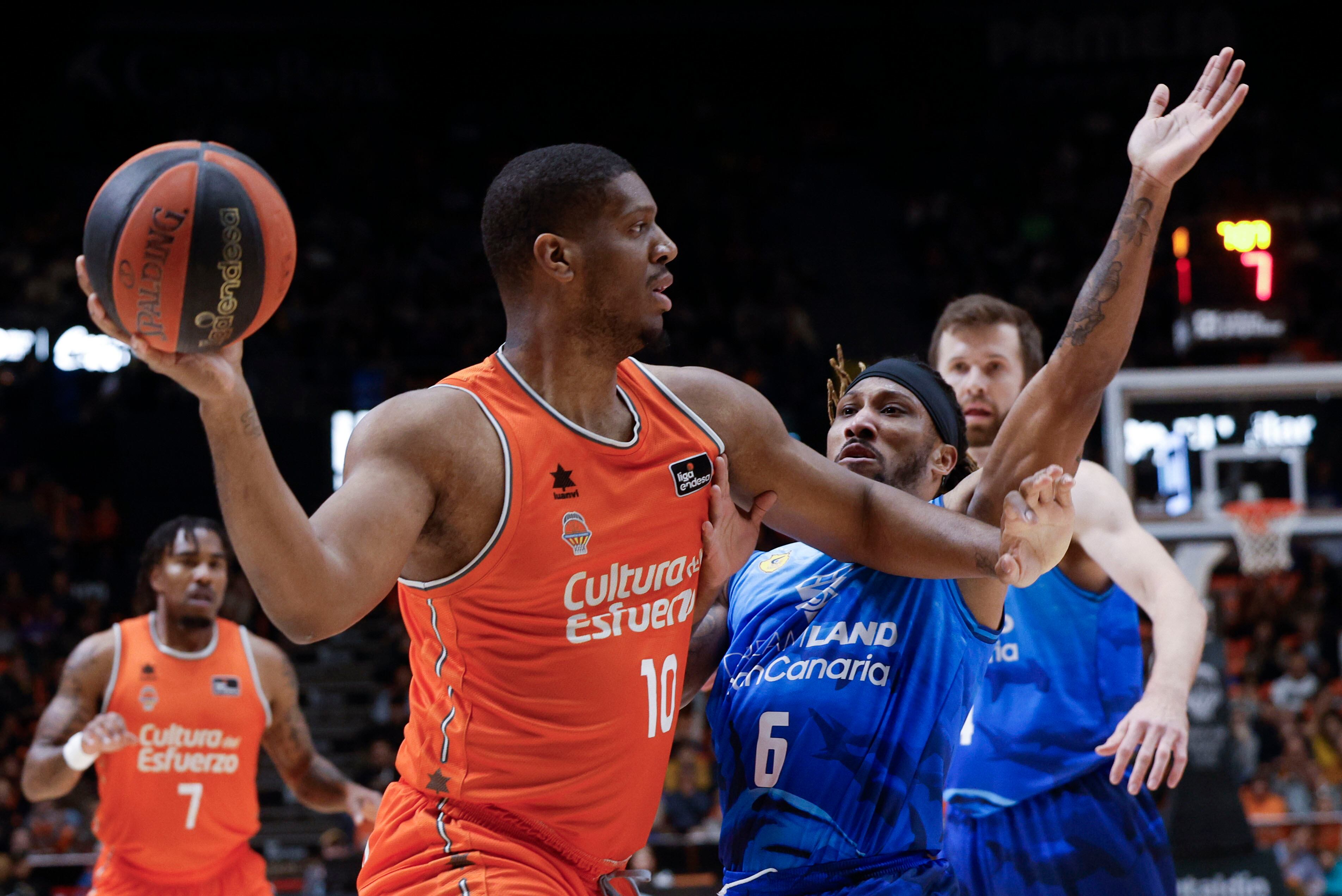 VALENCIA, 07/01/2024.- El alero francés del Valencia Damien Inglis (i) disputa un balón con el base francés del Gran Canaria Andrew Albicy (i) durante el partido de la Liga Endesa entre el Valencia Basket y el Gran Canaria celebrado este domingo en el Pabellón Fuente de San Luis de Valencia. EFE/ Kai Försterling