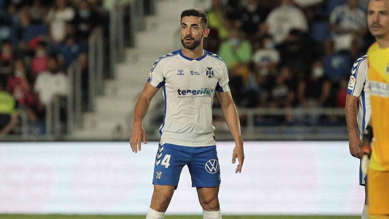 José León es el líder de la defensa del Tenerife en Segunda División.