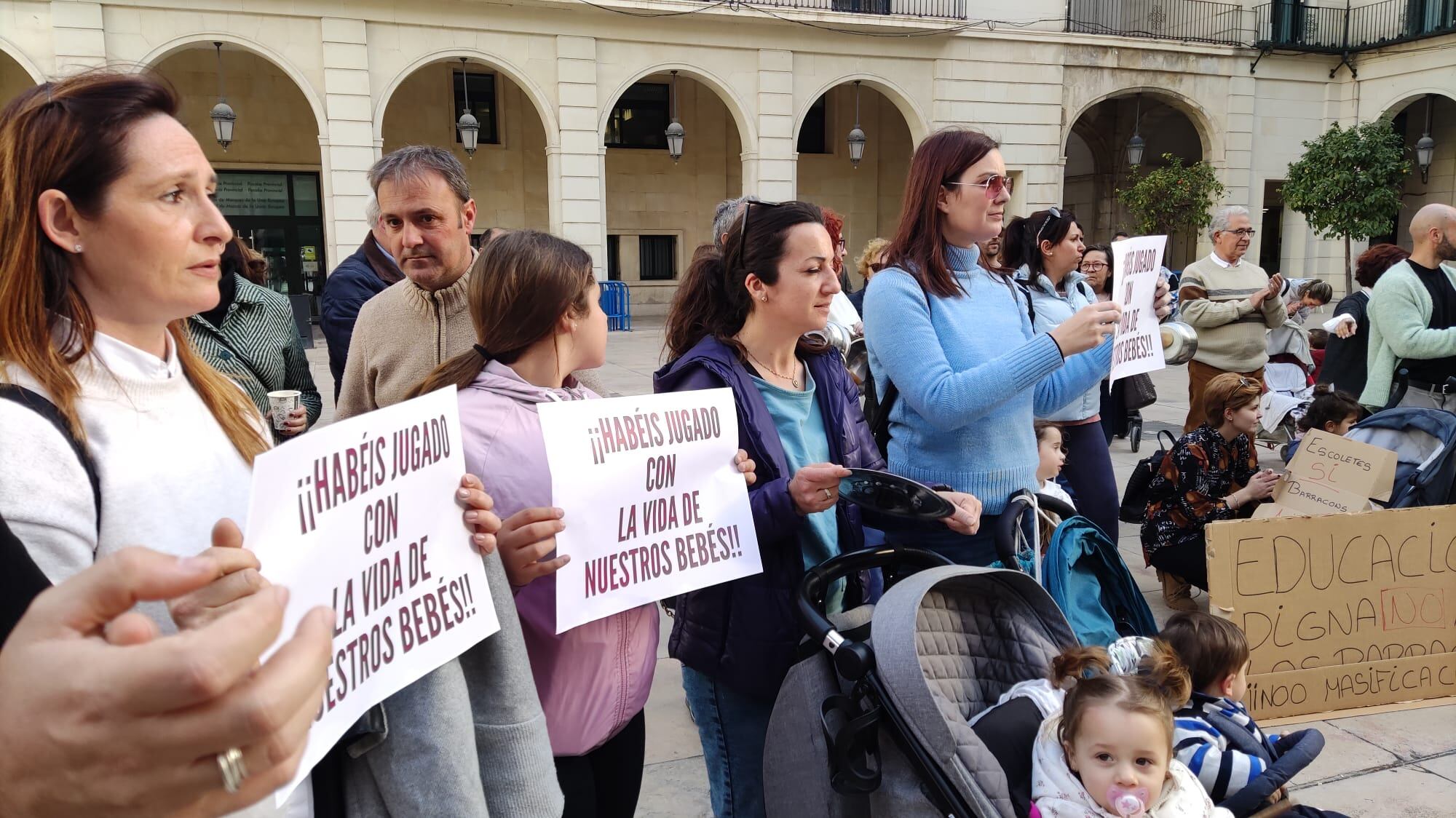 Los padres y madres de 7 Enanitos y Els Xiquets protestando en la plaza del Ayuntamiento