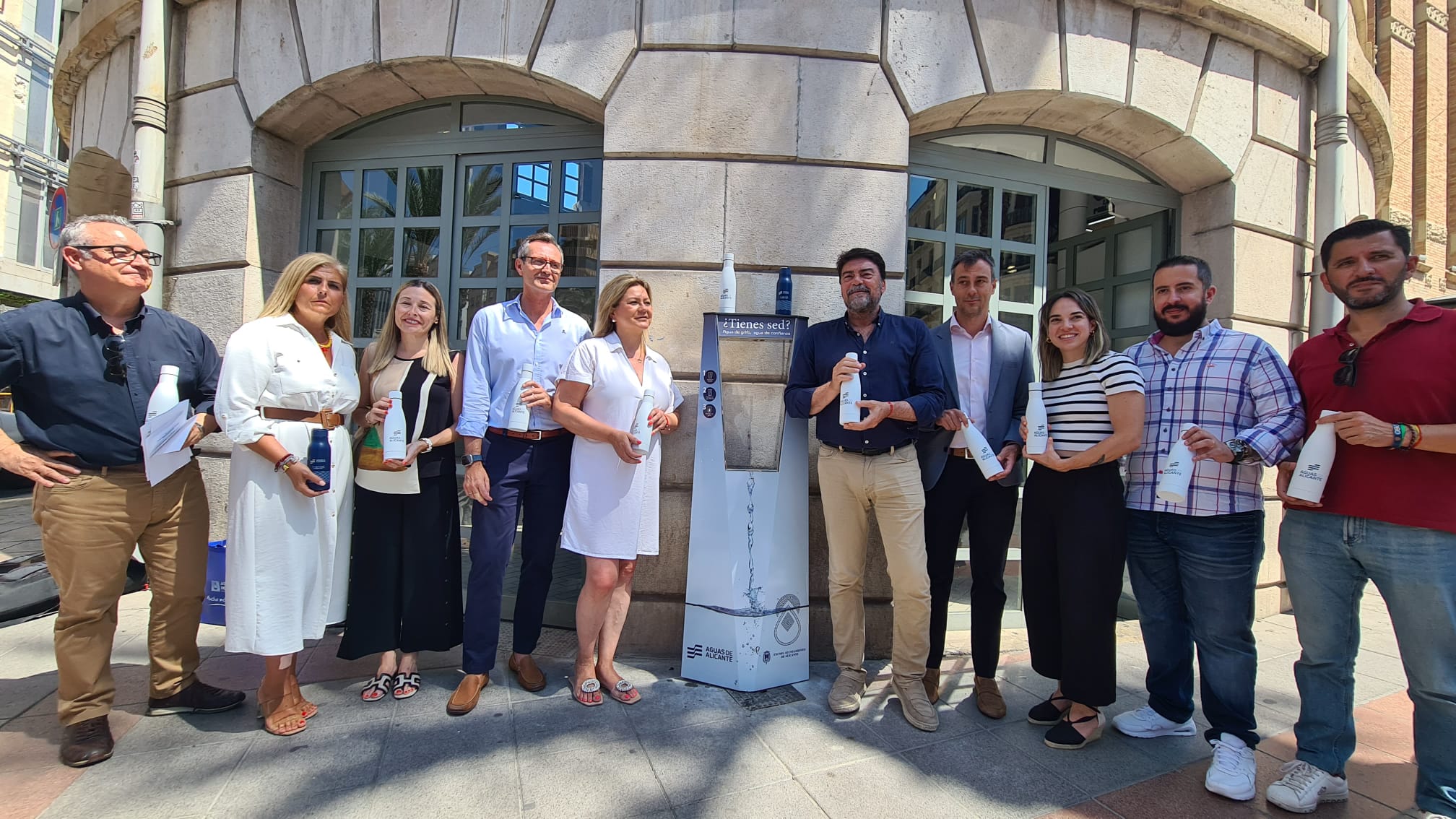 Representantes de Aguas de Alicante junto al alcalde, Luis Barcala, y miembros de otros grupos políticos, en la inauguración del proyecto piloto de instalación de surtidores de agua refrigerada en Alicante