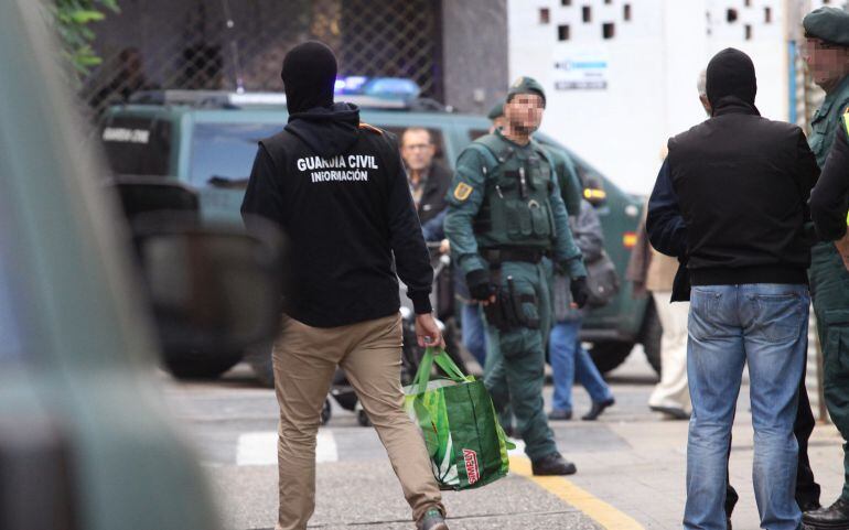 Agentes de la Guardia Civil, durante el registro de la peluquería en la que trabajaba el marroquí detenido esta madrugada en Calahorra (La Rioja), Abel Alonso