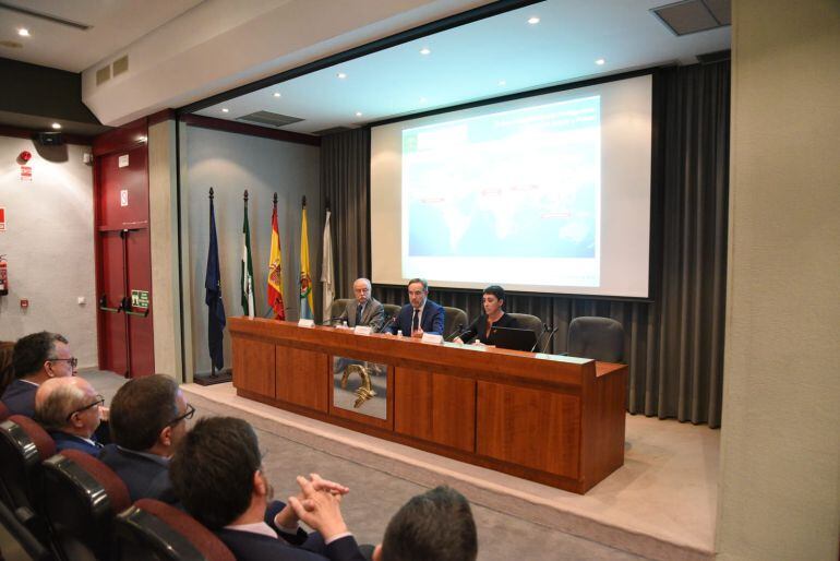 Manuel Morón y Felipe López, durante el encuentro logístico en el que se ha anunciado la inversión.
