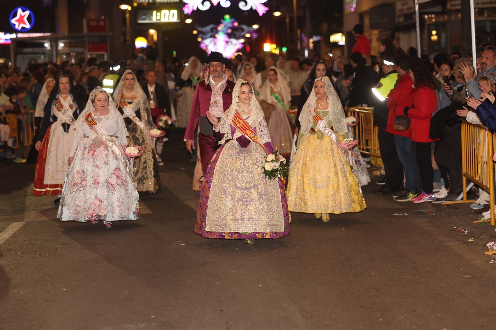 Paula Nieto, fallera mayor infantil de València, llegando con su corte a la plaza de la Virgen