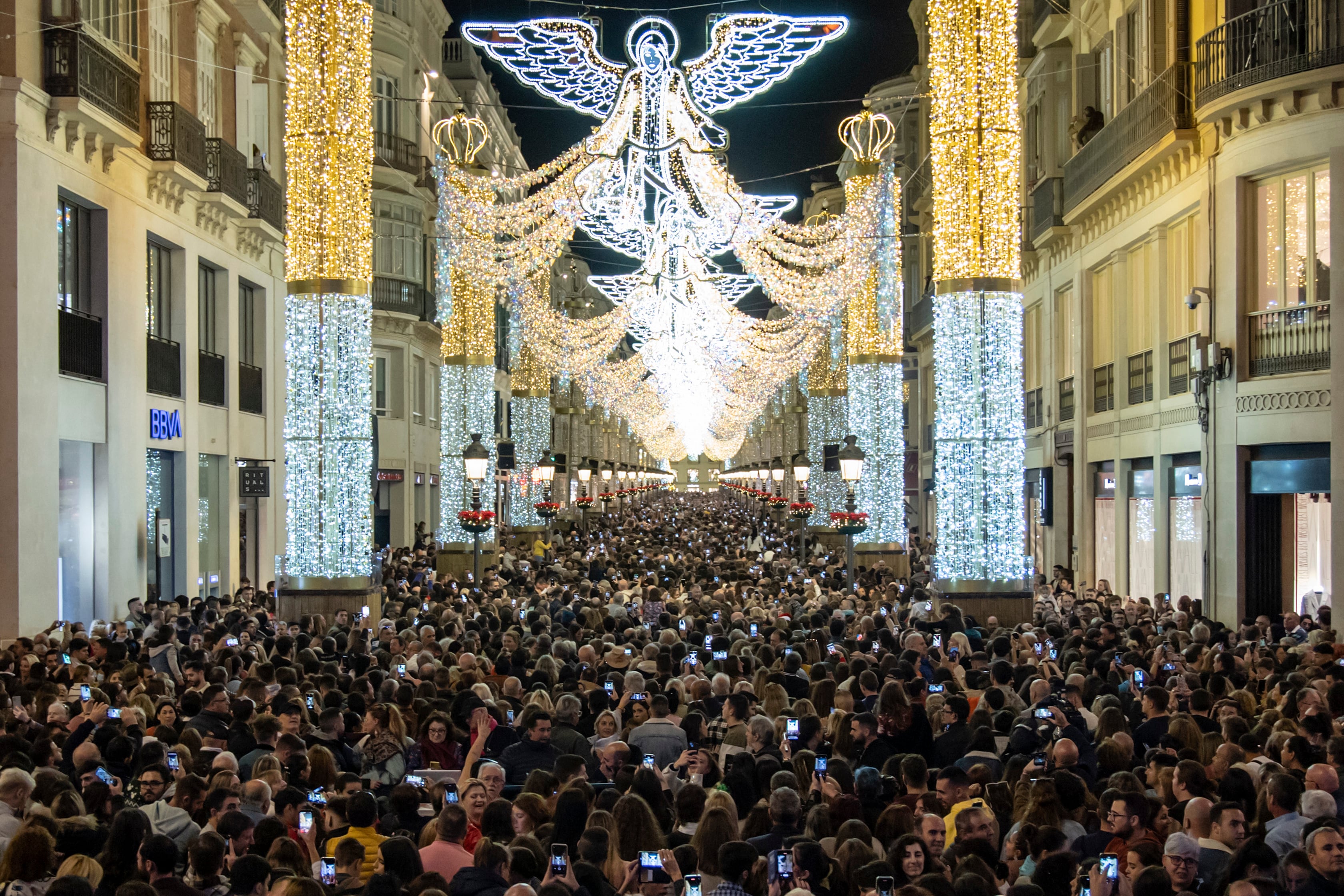 MADRID, 09/12/2022.- Fotografía tomada el 26/11/2022, de miles de personas que asisten al alumbrado de Navidad en la calle Larios, en Málaga. Calles iluminadas, mercadillos, abetos con luces, adornos, belenes, compras y dulces...las fiestas de Navidad ya están cerca y casi todo el planeta se viste de gala para disfrutar de estas fechas. Ciudades tan distantes como Sao Paulo, Londres, Vigo o Jerusalén se abstraen de los problemas cotidianos y muestran su imagen más luminosa en estos días previos a la celebración navideña. Mostramos un repaso gráfico y audiovisual de esta Navidad postpandémica alrededor del mundo. EFE/Daniel Pérez
