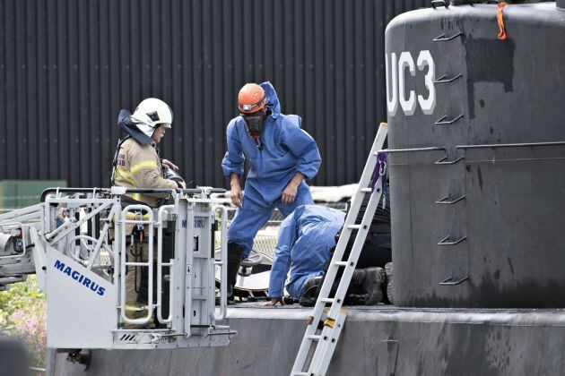 Técnicos de la Policía danesa recogen pruebas en el submarino de fabricación casera.