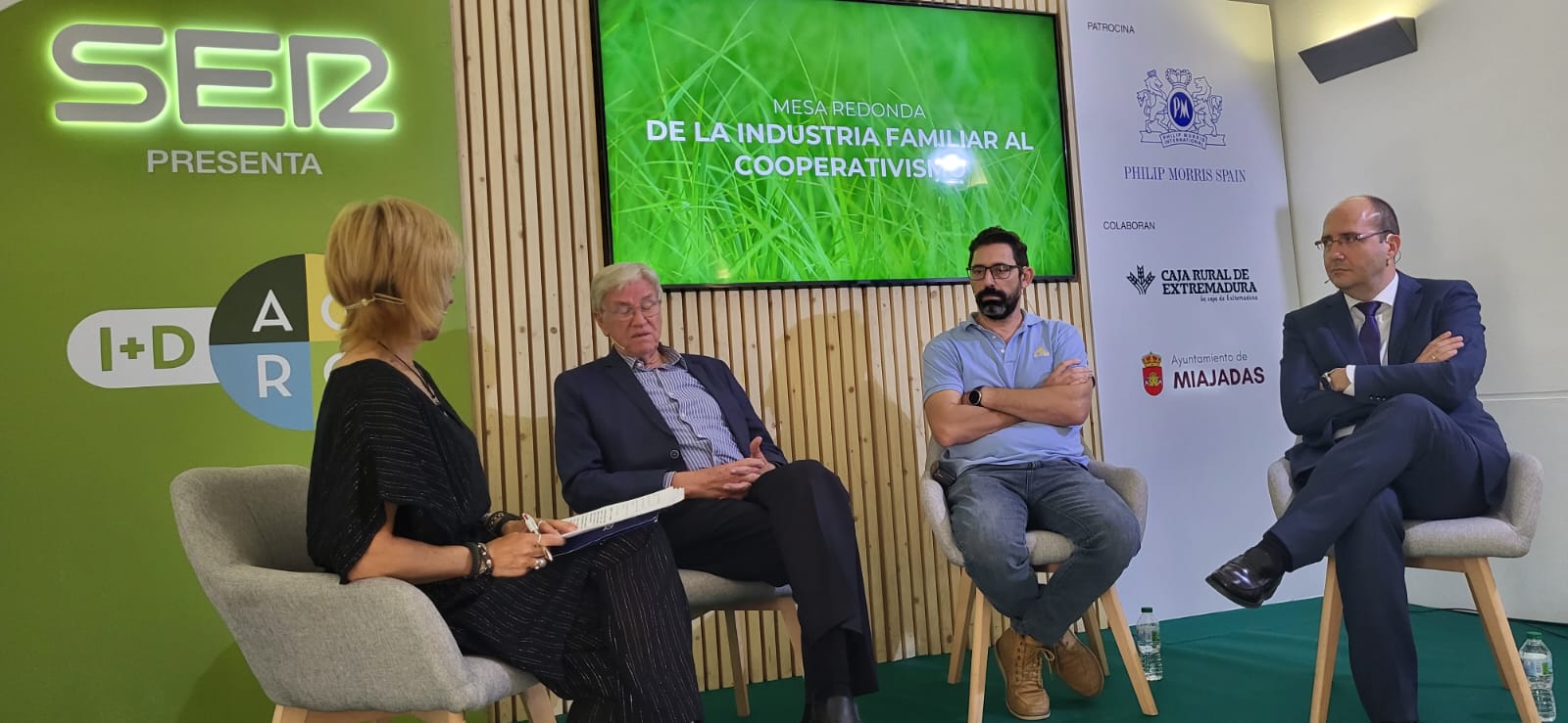 &quot;De la Industria Familiar a Cooperativismo&quot; con la participación de Domingo Fernández, Presidente Acopaex Sociedad Cooperativa; Pablo Avís, Presidente Cooperativa San Isidro de Miajadas SCL; Jesús Manzano, Director de la oficina de Caja Rural de Extremadura en Miajadas y bajo la moderación de la Directora de Contenidos de SER Extremadura, Inma Salguero