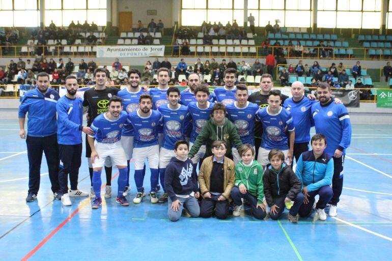 El equipo de fútbol sala antes de comenzar un partido en el Ruíz Mateos