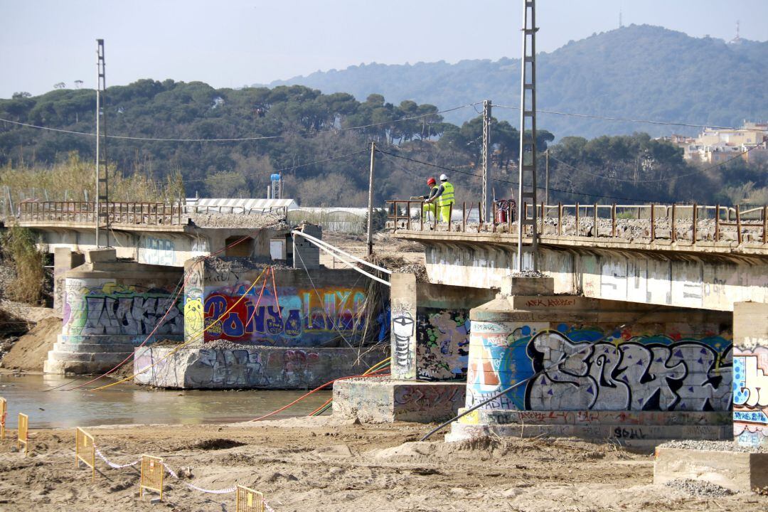 El punt de la via del tren de l'R1, entre Malgrat de Mar i Blanes, danyat pel temporal Gloria