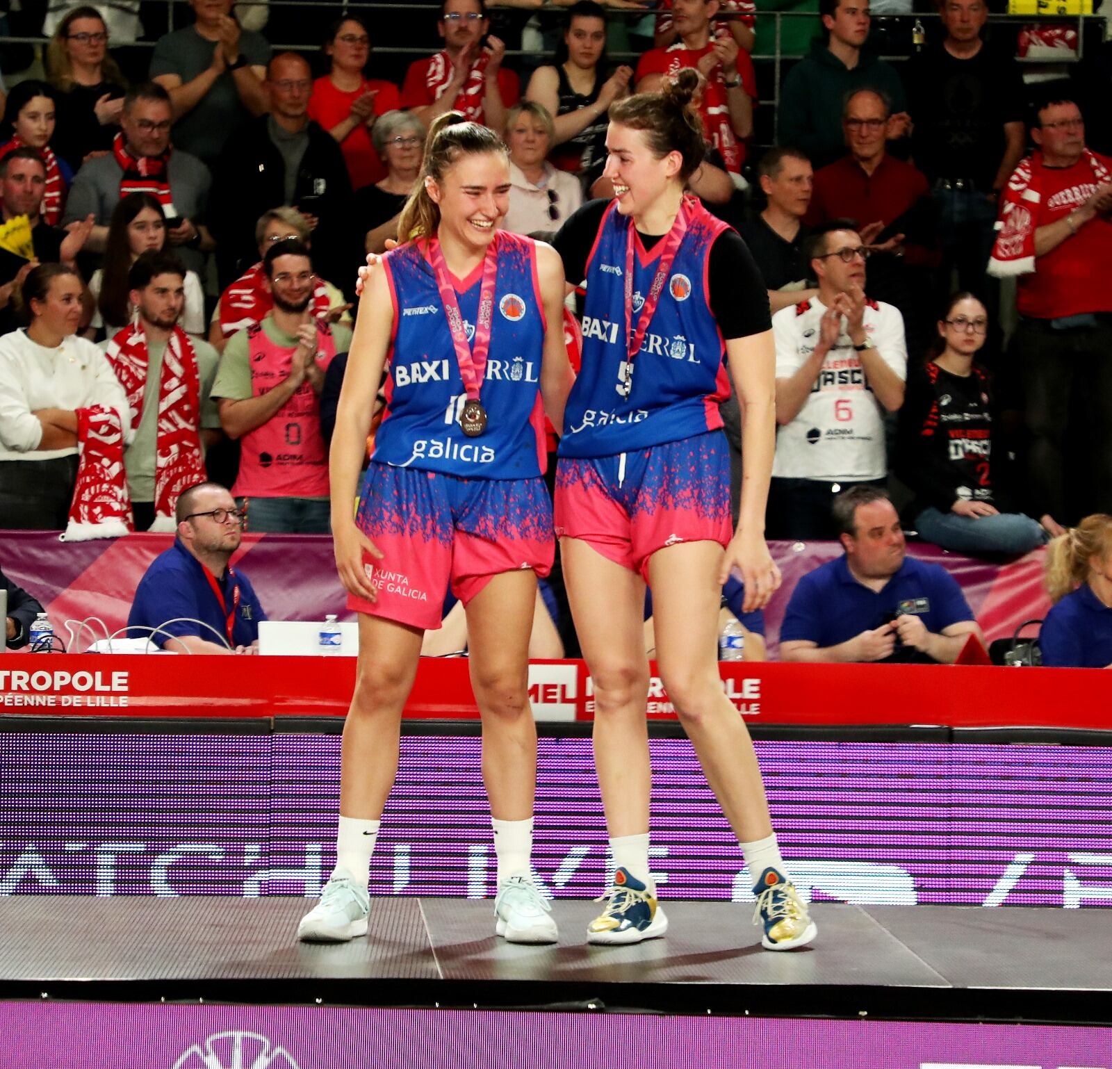 Àngela Mataix y Julie Pospisilova, tras obtener el Baxi la segunda plaza en la Eurocup en el partido en Villeneuve d´Ascq (foto: Mariño / Cadena SER)