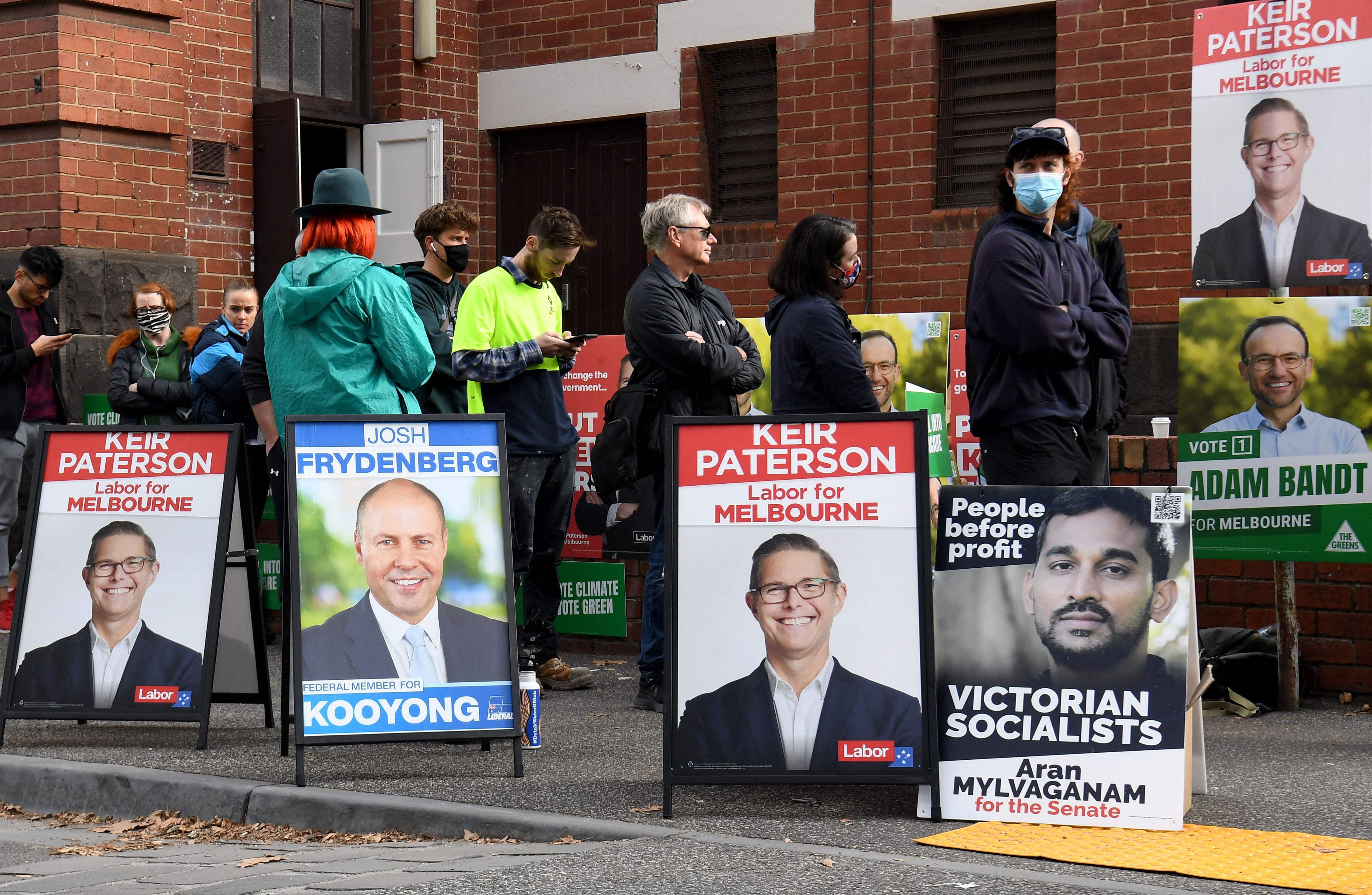 Varios carteles electorales a las puertas de los colegios en Melbourne, Australia