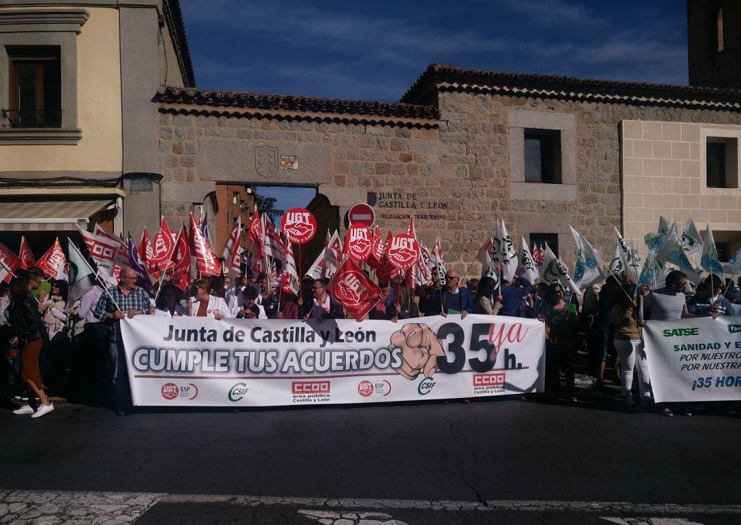 Los manifestantes se concentraron ante las puertas de la Delegación de la Junta de Castilla y León