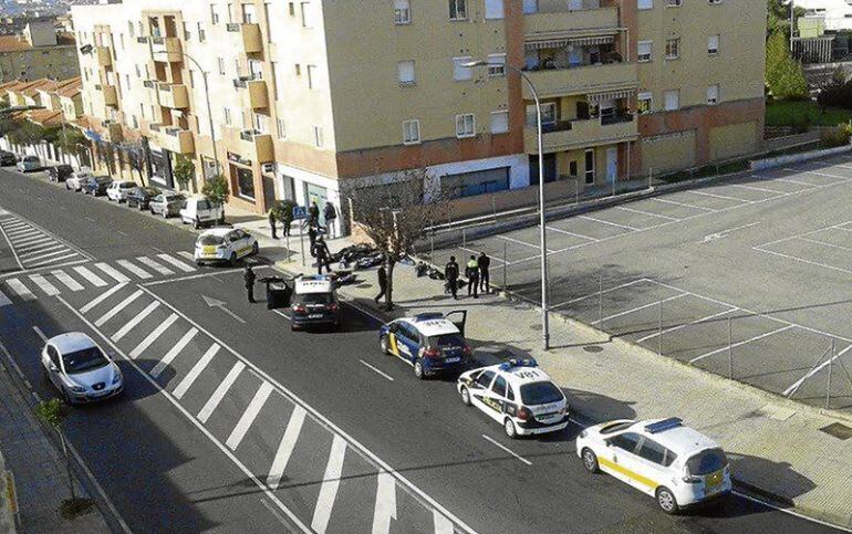 Policía con algunos detenidos tras la trifulca en la zona de los hechos