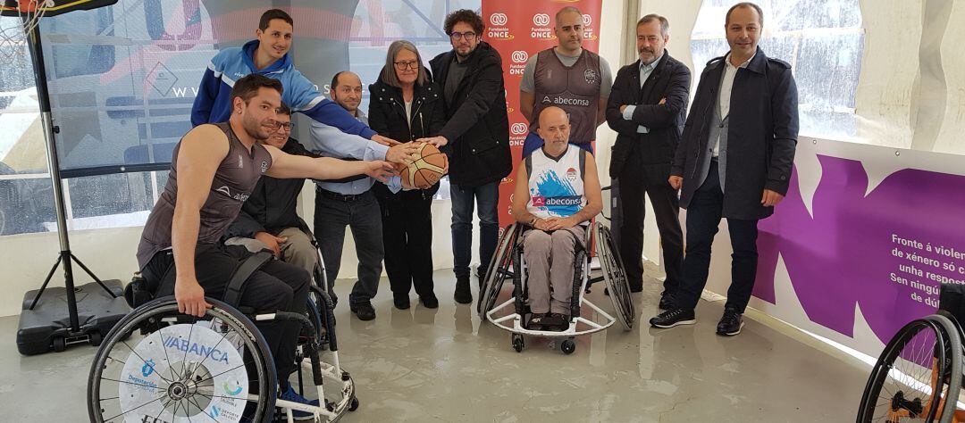 La ciudad de A Coruña cuenta desde ayer con su primera escuela de baloncesto en silla de ruedas, para personas con movilidad condicionada