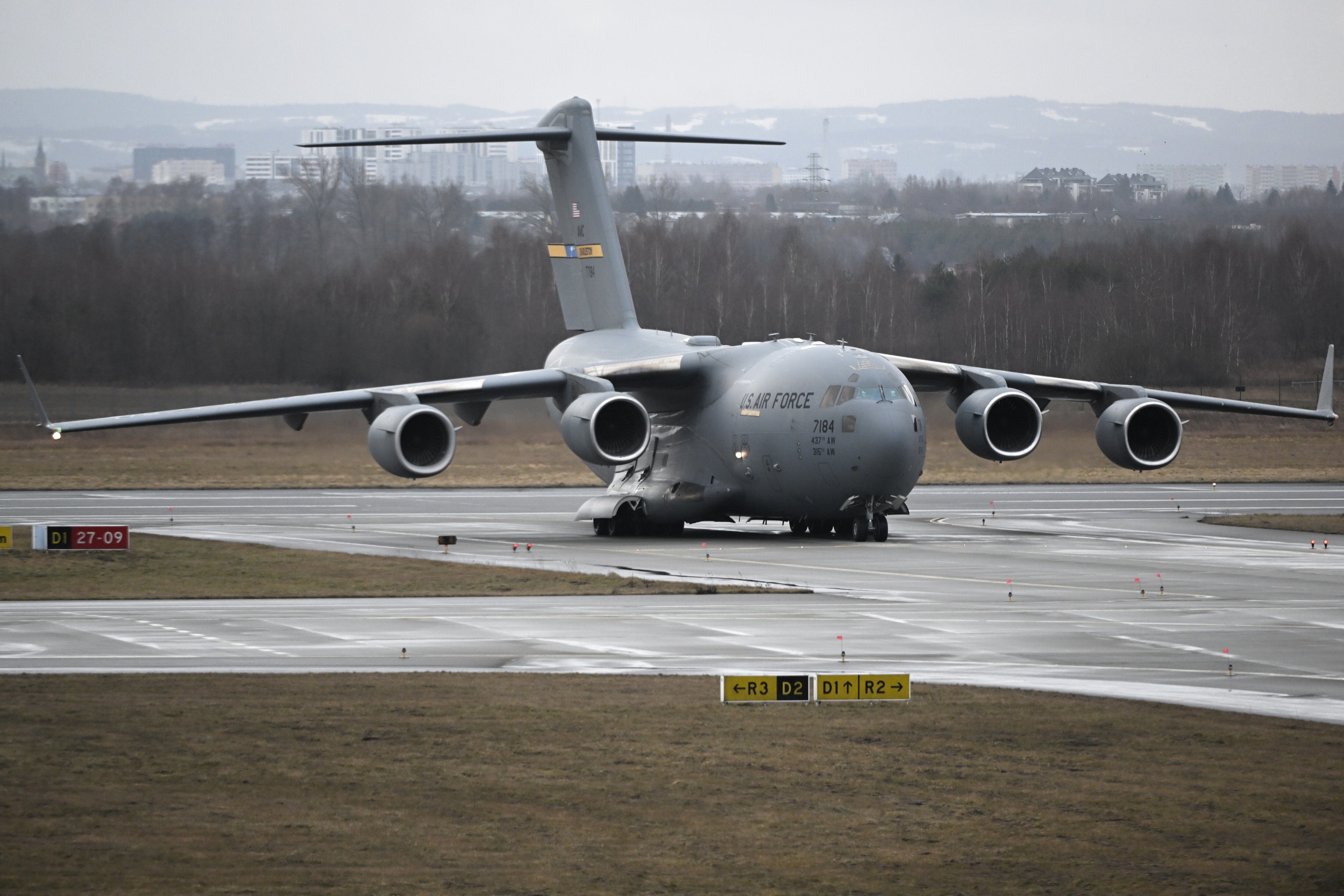 Un Boeing C-17 Globemaster III de transporte de soldados de EEUU aterriza en Polonia.