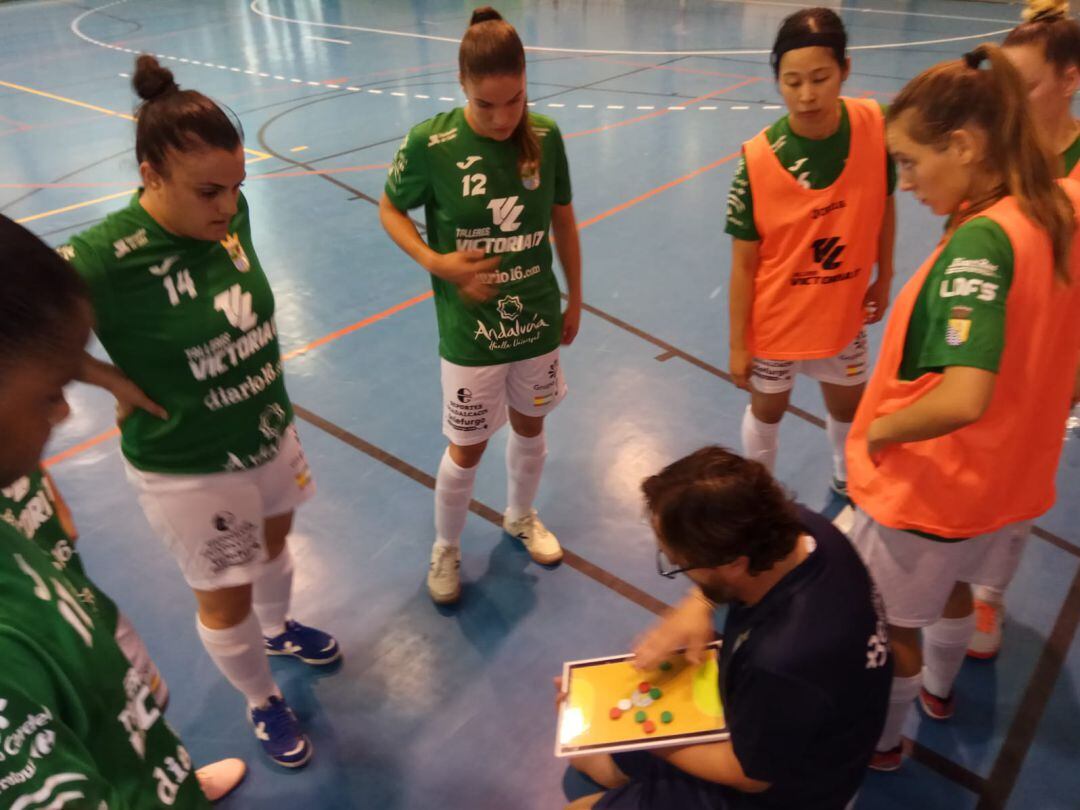 Andrés Sánchez dando instrucciones a sus jugadoras durante el partido