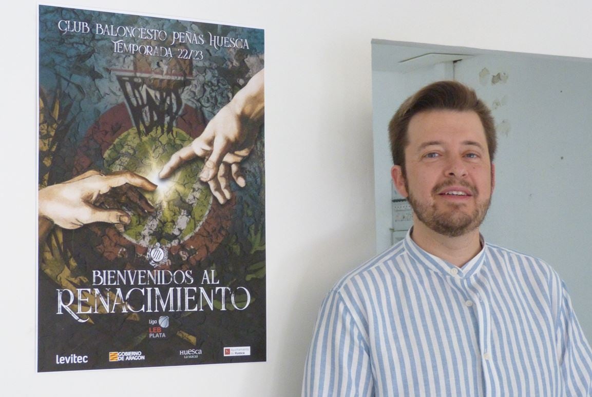 Antonio Orús junto al cartel de la campaña de abonados del Levitec Huesca La Magia