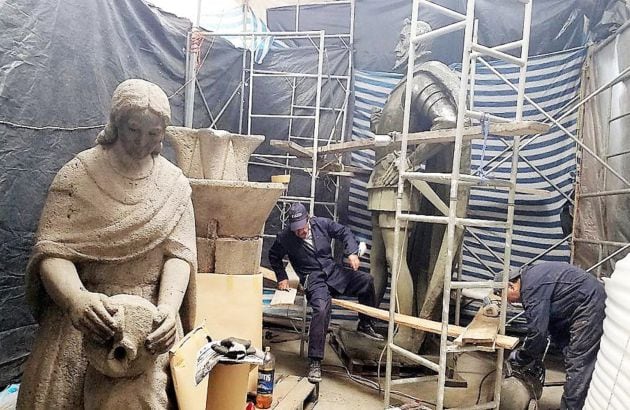 La chola cuencana y el Monumento de Hurtado de Mendoza, restaurados por las obras del tranvía de Cuenca del Ecuador.