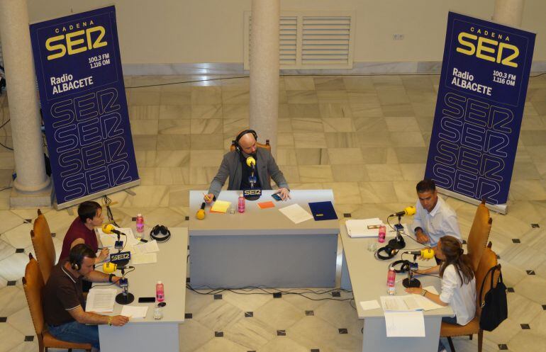 Vista del debate desde lo alto del Claustro del Centro Cultural de la Asunción