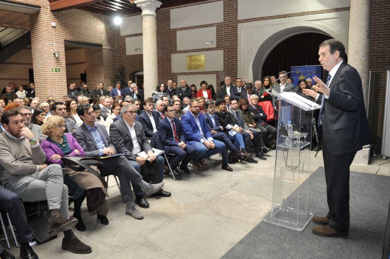 Abel Caballero dirigiéndose a los casi 300 alcaldes que acudieron a la cumbre convocada por la FEMP en Madrid.