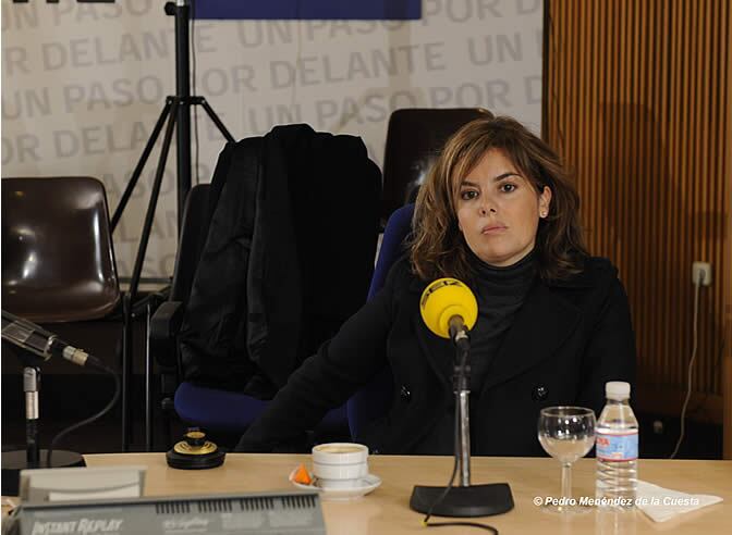 La portavoz del Grupo Popular en el Congreso, Soraya Sáenz de Santamaría, ha visitado los estudios centrales de la CADENA SER