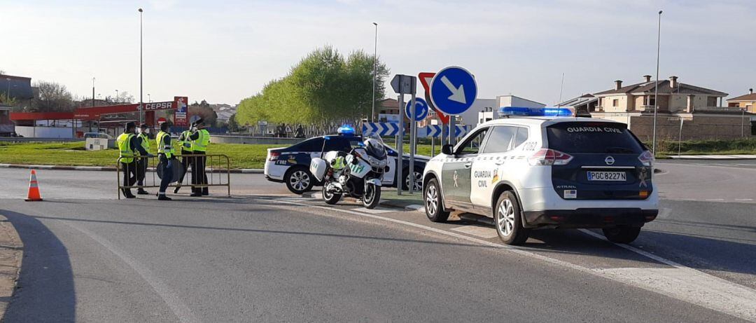 La Guardia Civil visita el acceso a Arroyo de la Luz, aislado por el coronavirus