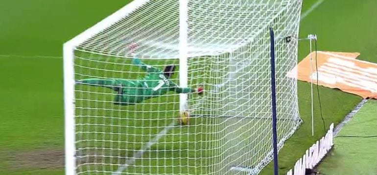 Momento del gol de Joaquín que luego Roberto echa fuera.