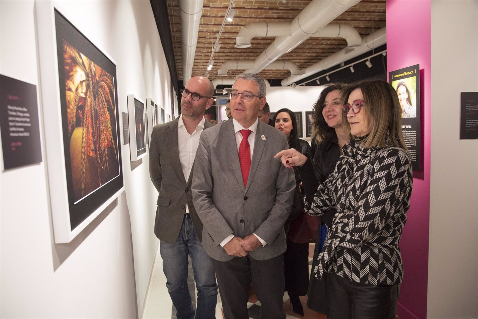 Francisco Salado visita la exposición &#039;WOMEN, un siglo de cambio&#039;