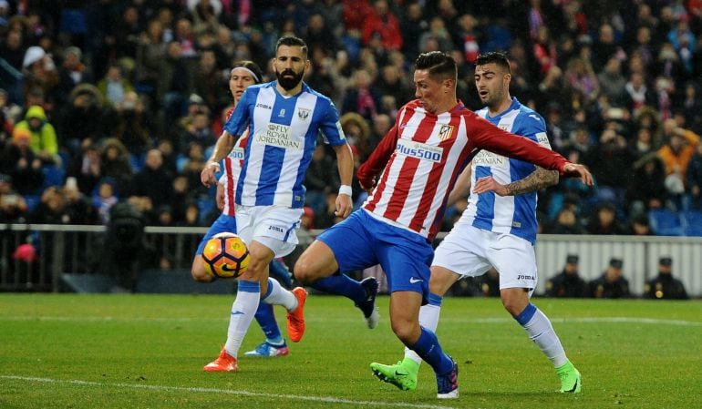 Fernando Torres anota un gol ante el C.D. Leganés ante la mirada de Siovas y Diego Rico