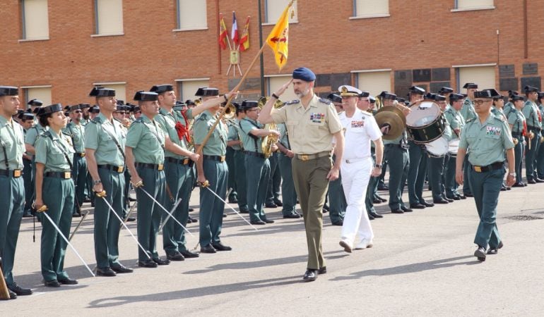 El rey ha pasado revista a las tropas y los alumnos del centro de Valdemoro