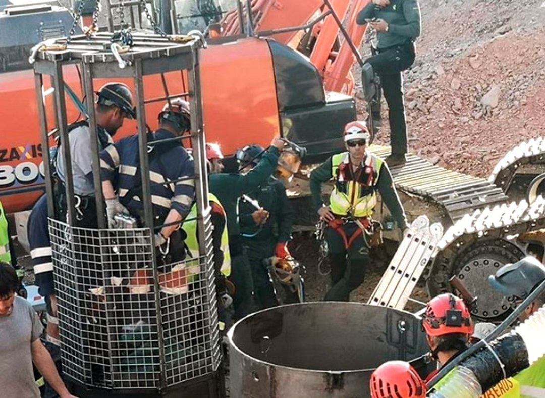 Los mineros inician sus trabajos para rescatar a Julen en Totalán (Málaga)