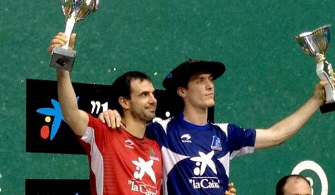 Beñat Rezusta con la txapela de campeón de segunda junto a Ibai Zabala