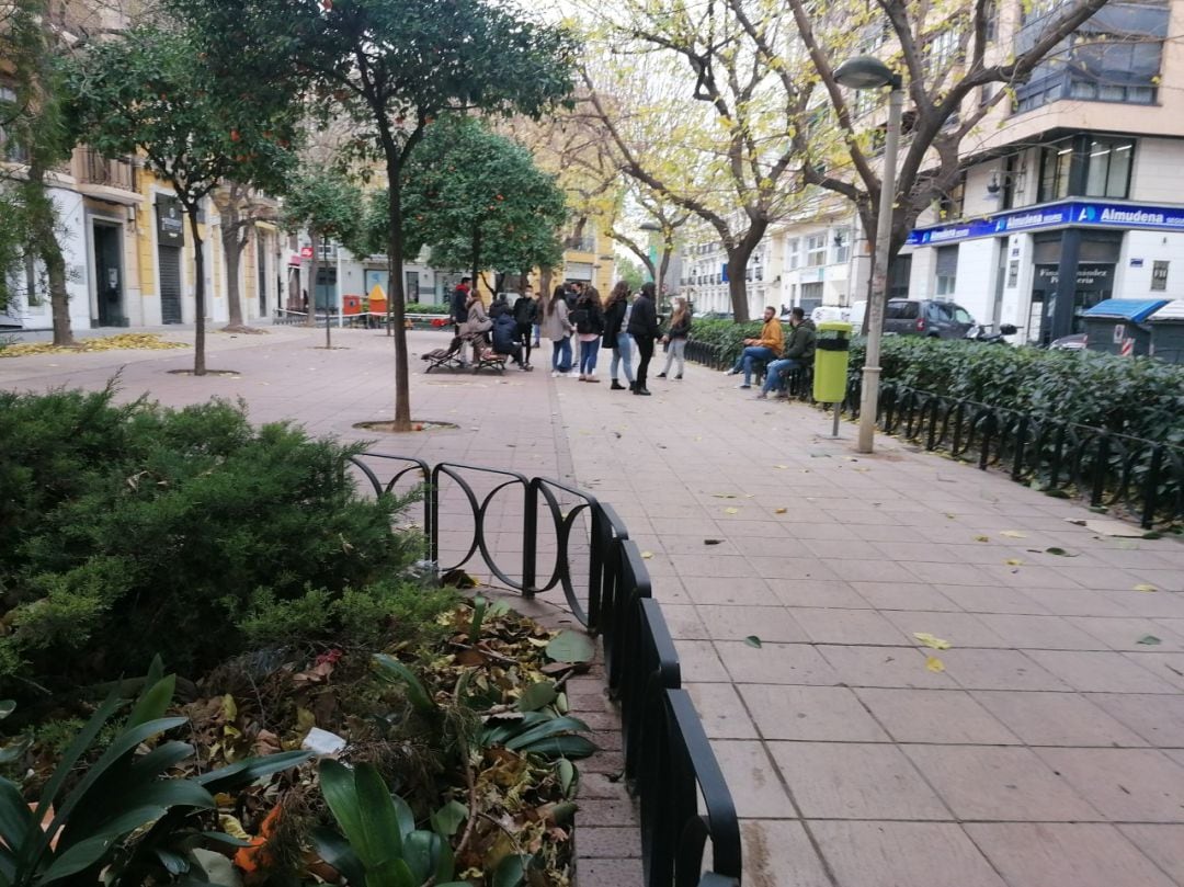 Grupo de jóvenes en un parque de València el lunes 25 de enero, primer día de puesta en marcha de restricción de dos personas en espacio público si no son convivientes