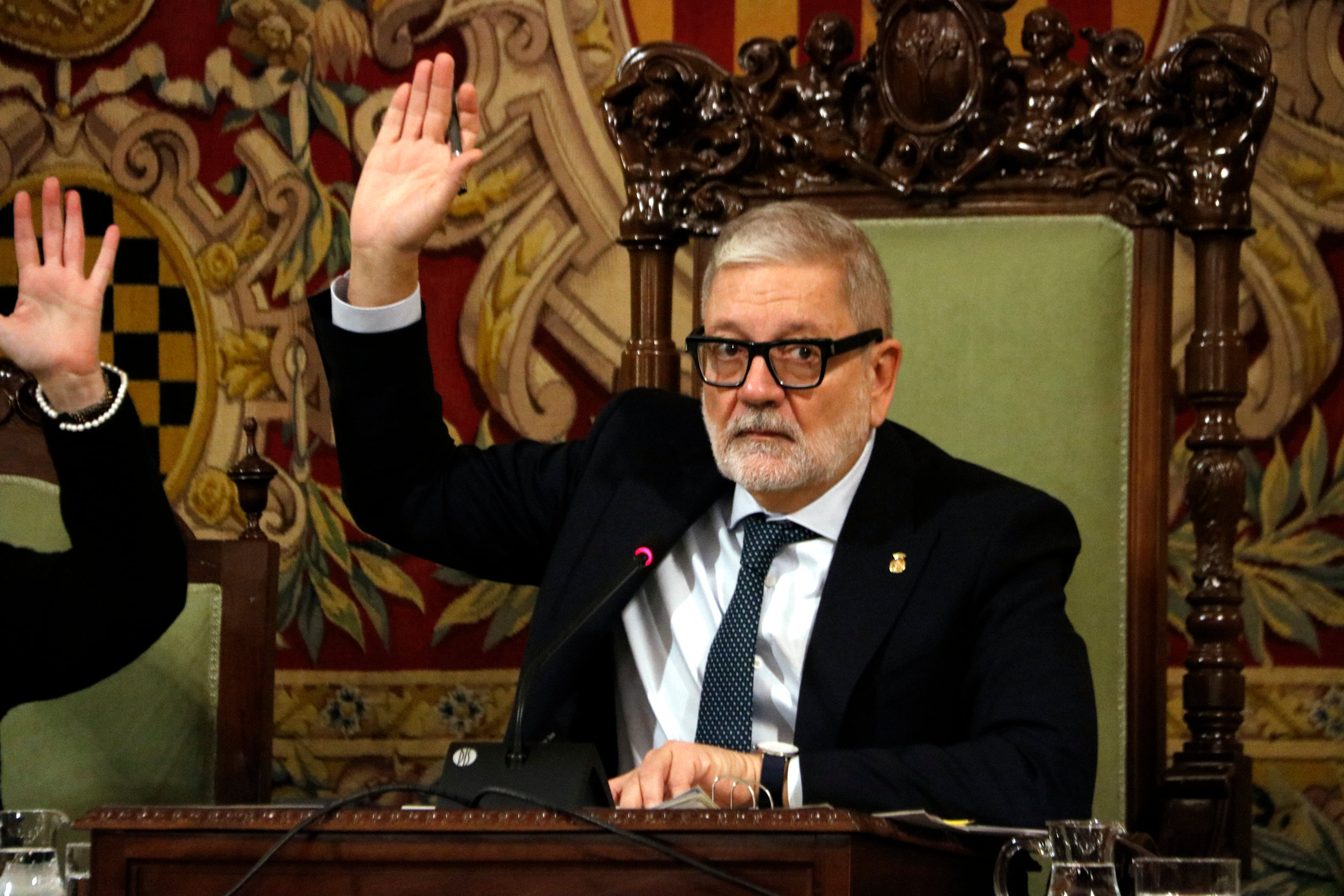 Larrosa votant al ple dels pressupostos. L'oposició ha impedit que tiréssin endavant i l'alcalde ha convocat un altre ple extraordinari per votar la qüestió de confiança vinculada a l'aprovació de pressupostos pel 31 de desembre.