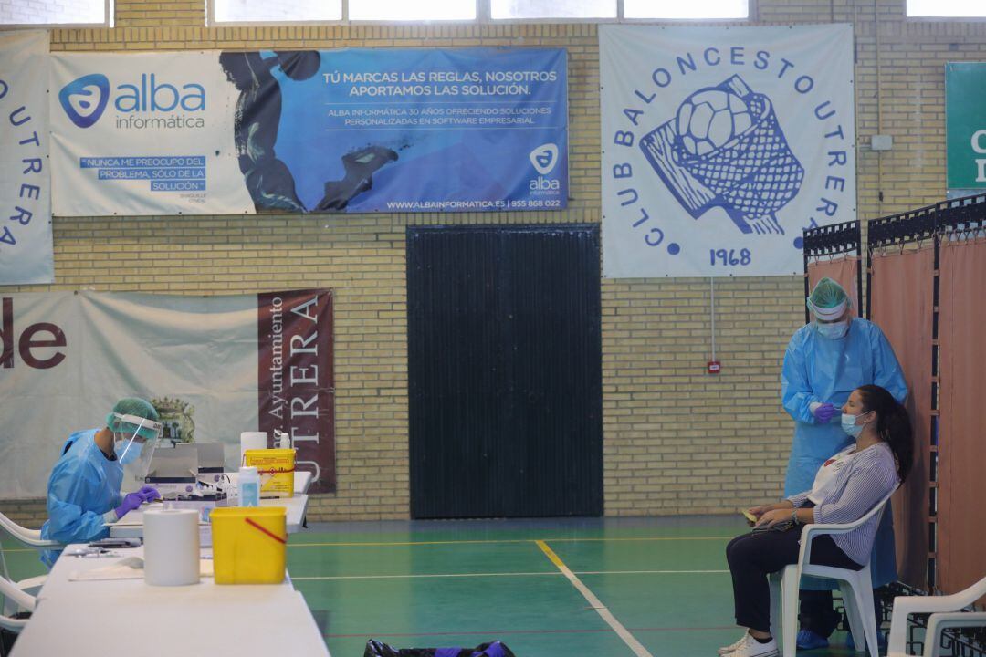 Vecinos del pueblo de Utrera en la prueba de test antígenos para el cribado masivo de la detección del covid 19. Utrera, Sevilla a 15 de octubre del 2020