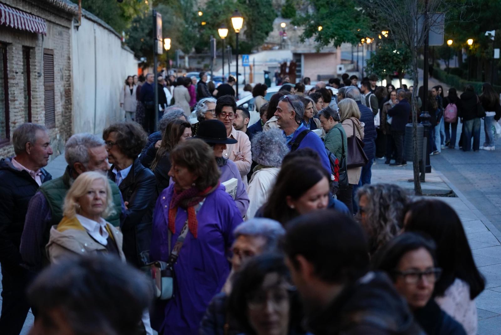 El escritor David Uclés, en el marco del Festival CiBRA, colapsa los alrededores del Museo de Sefardí de Toledo, ante la elevada afluencia de público