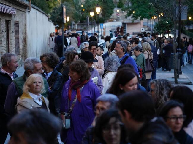 El escritor David Uclés, en el marco del Festival CiBRA, colapsa los alrededores del Museo de Sefardí de Toledo, ante la elevada afluencia de público
