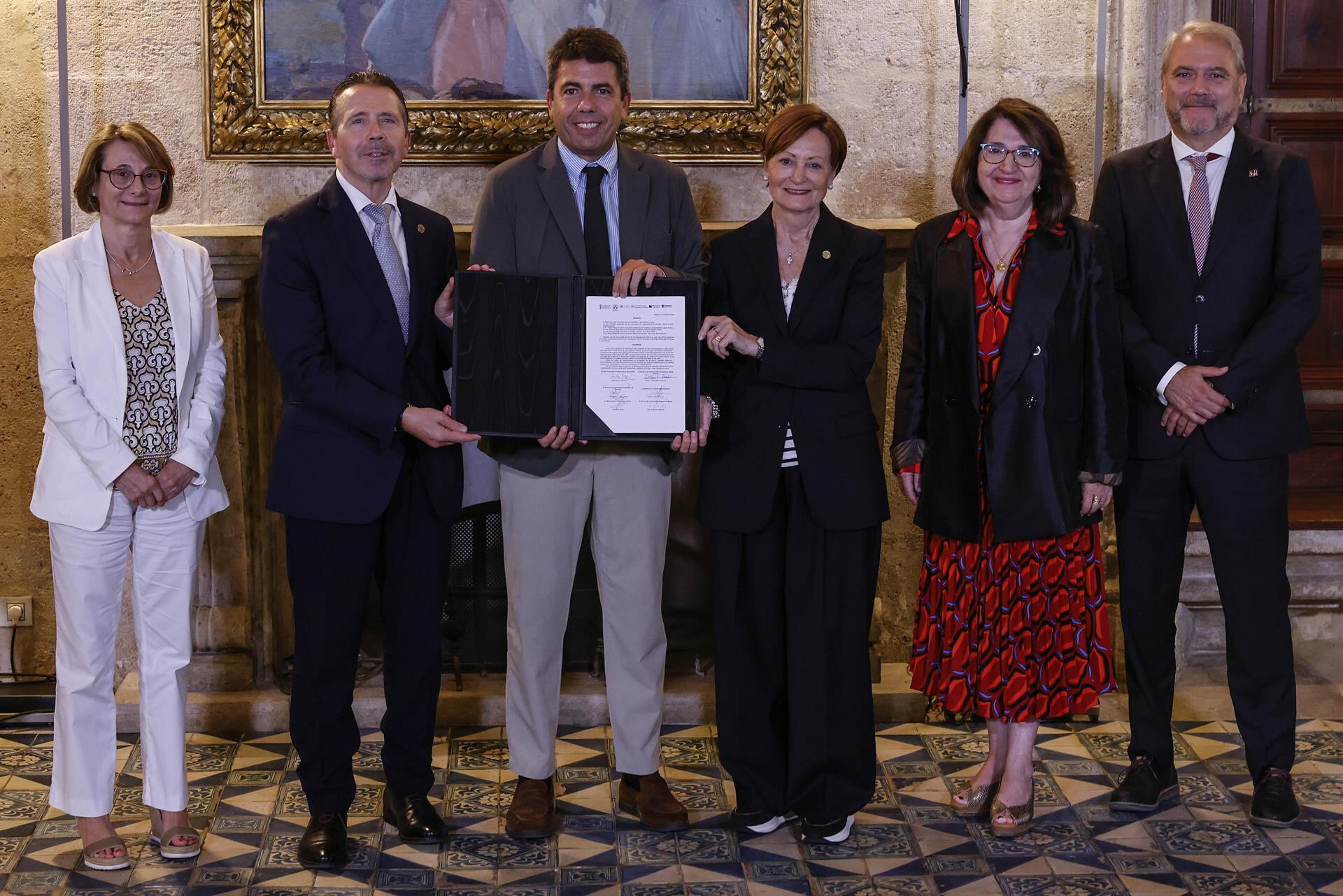 El expresident de la Generalitat, Carlos Mazón, junto a los rectores de las universidades públicas de la Comunitat Valenciana el pasado mes de octubre en la firma del acuerdo de financiación para el periodo 2026-2029