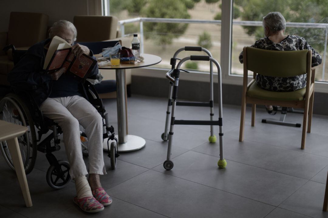 Dos residentes de un centro de mayores.