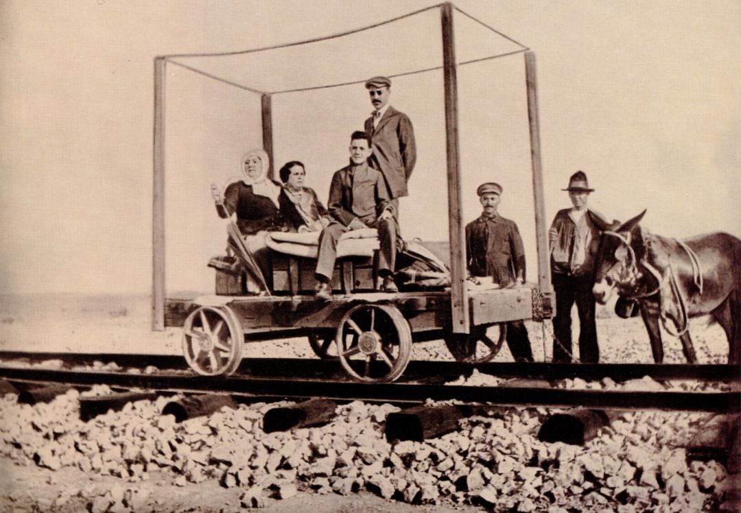 Foto publicada en un libro de Serafín Erizo en 1995 de &#039;El Obrero&#039;, su esposa y su hijo posando en el ferrocarril que unió Tomelloso con la línea de Andalucía