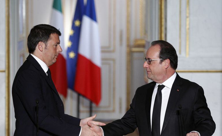 Matteo Renzi (izquierda) y Fraçois Hollande (derecha). 