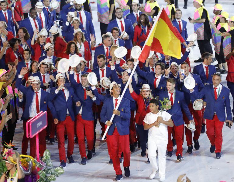 El portador Rafael Nadal encabeza el equipo olímpico de España en la ceremonia inaugural de los Juegos Olímpicos Río 2016.