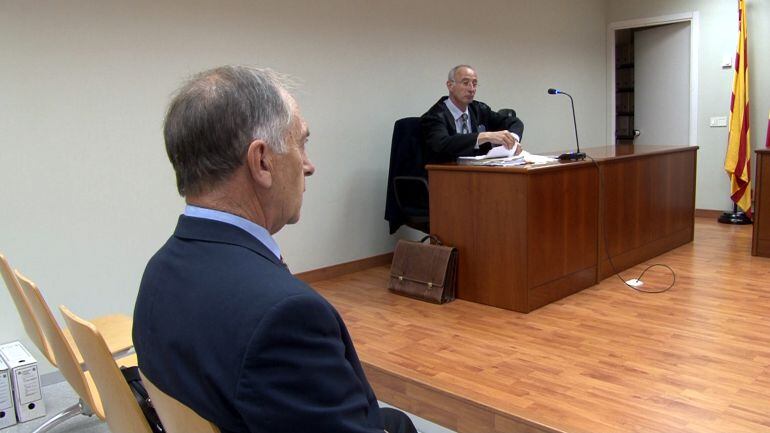 L'acusat de matar a trets a un gos a Torà, el 19 d'octubre, al penal 3 de Lleida, abans d'iniciar-se el judici, amb el seu advocat a l'esquerra.