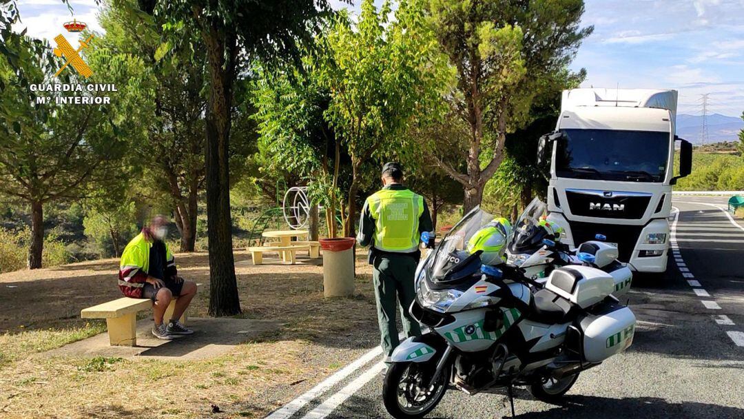 Un camionero alerta a la Guardia Civil de que conduce ebrio por la autopista A-68 en La Rioja.